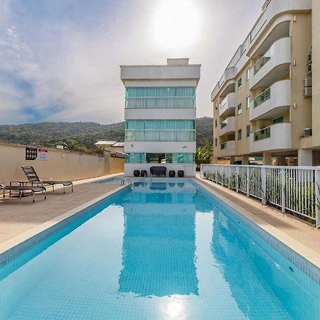 Confortavel Apartamento Em Condominio Com Piscina 봄비나스 외부 사진