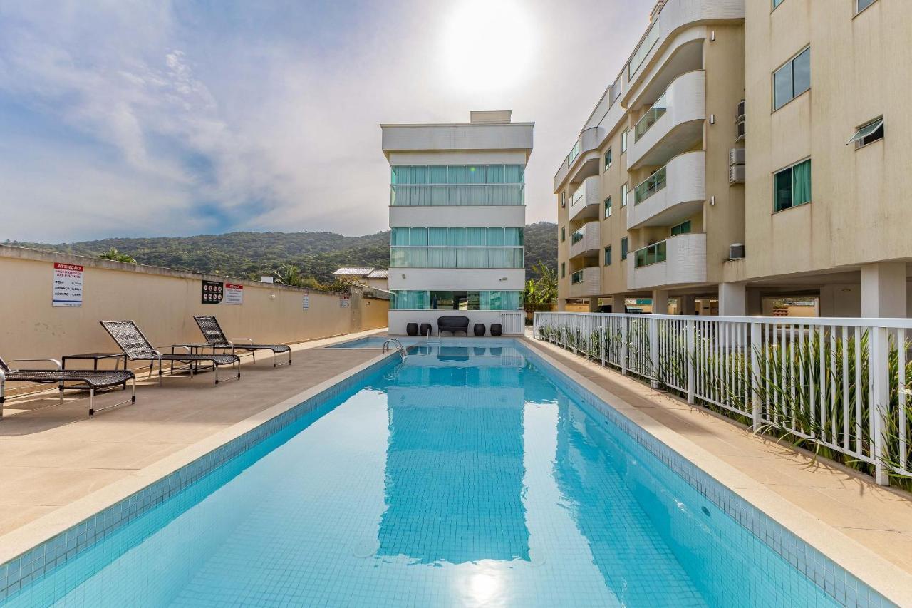 Confortavel Apartamento Em Condominio Com Piscina 봄비나스 외부 사진
